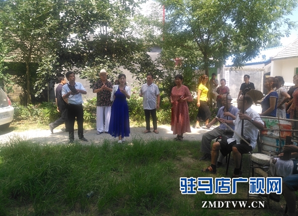 泌陽農(nóng)民自編自演現(xiàn)代戲?qū)⑹苎麉⒓尤珖鴳蚯堈? /></p>
<p>夭莊曲藝隊(duì)是一些喜愛曲藝的農(nóng)民自發(fā)組織起來的，共有三十多人。農(nóng)忙時(shí)，大家在家干農(nóng)活，農(nóng)閑時(shí)排練、演出。劇本由縣文廣新局創(chuàng)作室創(chuàng)作，主要宣傳國家扶貧政策，普及法律知識(shí)，唱響群眾的美好生活。</p>
<p>夭莊曲藝隊(duì)每年演出80多場，截止目前已演出400多場。</p>
      <!--ecms.*-->
      <p class=