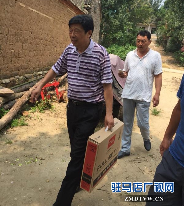 泌陽(yáng)縣衛(wèi)計(jì)委向貧困戶(hù)贈(zèng)送44臺(tái)電視機(jī)