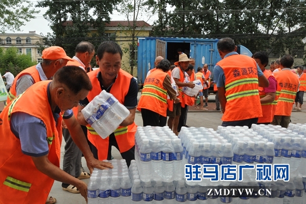 正陽縣總工會為一線工人“送清涼”