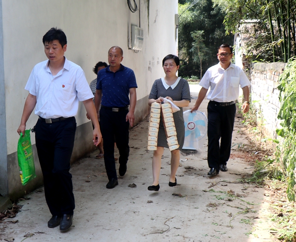 駐馬店市青聯(lián)走進(jìn)上蔡縣高白玉村開(kāi)展精準(zhǔn)扶貧