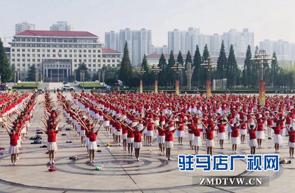 2000余名廣場(chǎng)舞愛(ài)好者齊聚天中廣場(chǎng)秀風(fēng)采