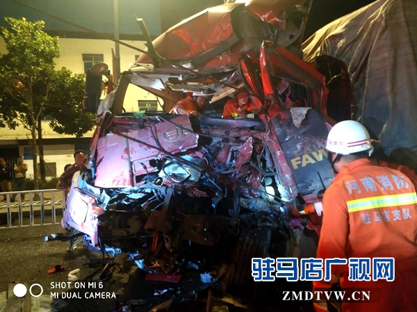 確山:兩貨車相撞司機(jī)被困 消防官兵合力救出
