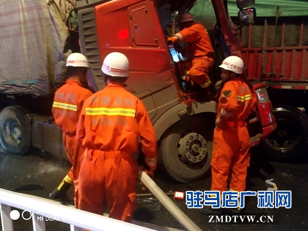 確山:兩貨車相撞司機(jī)被困 消防官兵合力救出
