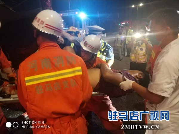 確山:兩貨車相撞司機(jī)被困 消防官兵合力救出