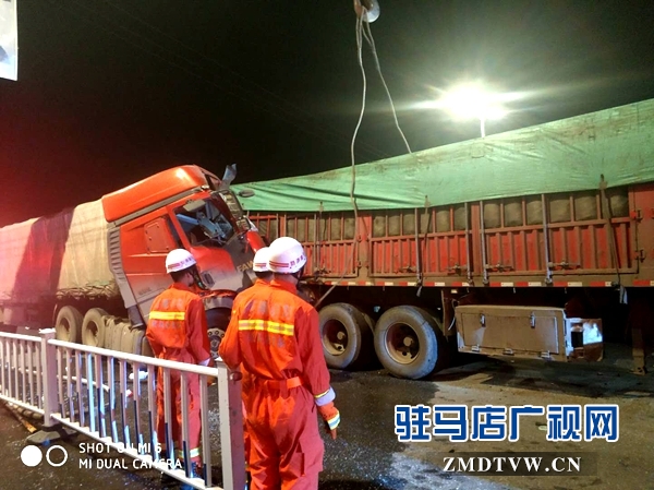 確山:兩貨車相撞司機(jī)被困 消防官兵合力救出