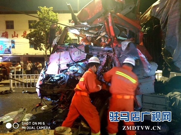 確山:兩貨車相撞司機(jī)被困 消防官兵合力救出