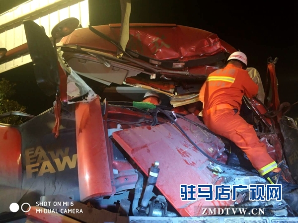 確山:兩貨車相撞司機(jī)被困 消防官兵合力救出