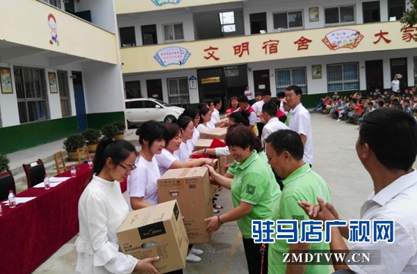 天中義工聯(lián)合會(huì)聯(lián)合愛心企業(yè)開展第34個(gè)教師節(jié)慶?；顒?dòng)