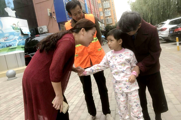 貧困孩子背起書包圓了上學(xué)夢