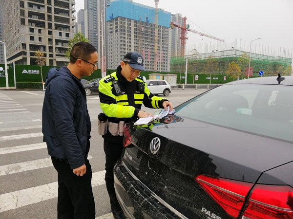 駐馬店市交警支隊(duì)開啟24小時(shí)工作模式 查處各類交通違法行為