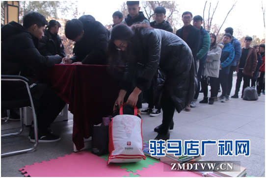 黃淮學(xué)院國(guó)際教育學(xué)院與天中義工聯(lián)合開(kāi)展“愛(ài)心捐贈(zèng)”