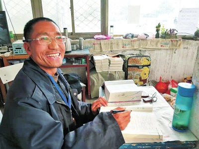 這名保安不簡(jiǎn)單 能給高中生輔導(dǎo)英語