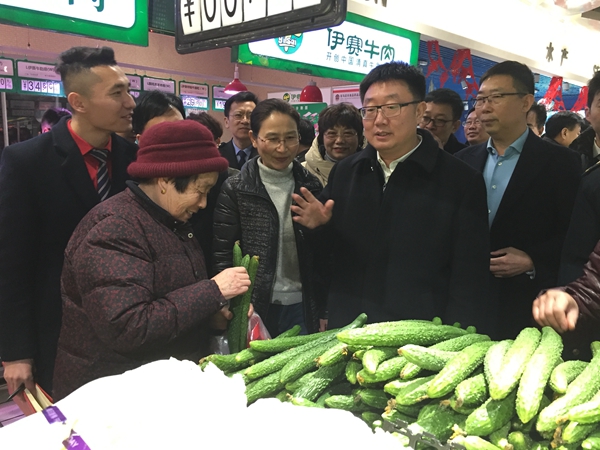 賀振華檢查春節(jié)市場(chǎng)供應(yīng)