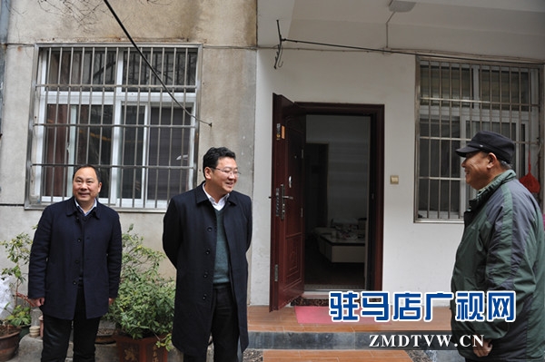  中原銀行駐馬店分行黨委書記、行長萬三華一行走訪慰問困難職工