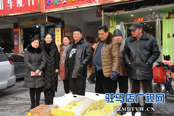 中原銀行駐馬店分行行長助理孫瑩瑩一行赴駐馬店市工礦土產(chǎn)品進出口公司幫扶困難職工