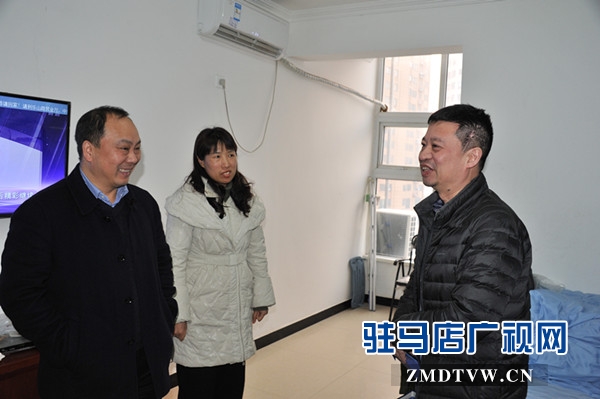  中原銀行駐馬店分行副行長(zhǎng)陳惠軍一行慰問(wèn)信息技術(shù)部困難職工
