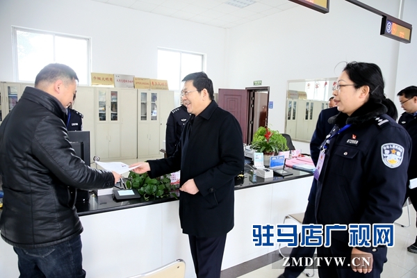 （2）市政府副市長(zhǎng)郭淵（中）新年上班第一天前往出入境大廳看望值班民警給大家拜年，并接待上班第一天第一人辦理港澳通行證的劉