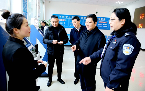 郭淵主持召開市公安局黨委擴(kuò)大會(huì)并看望一線公安民警