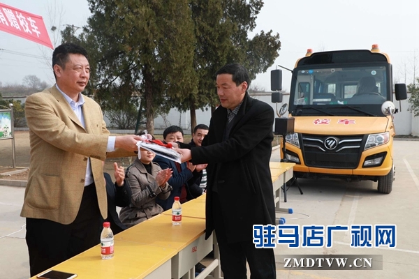  愛心企業(yè)向板橋鎮(zhèn)夏莊小學捐贈校車護航留守兒童上學路