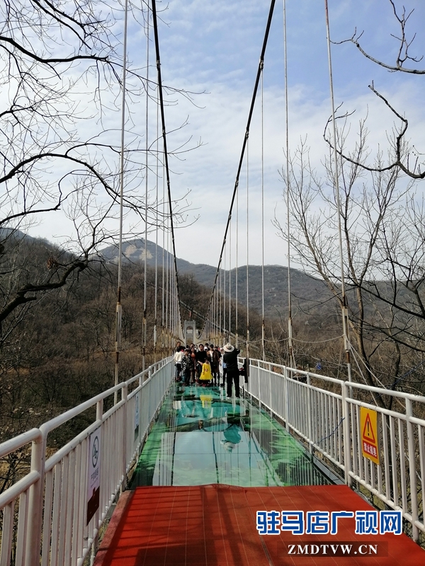 天氣轉(zhuǎn)暖 金頂山迎來春游小高峰