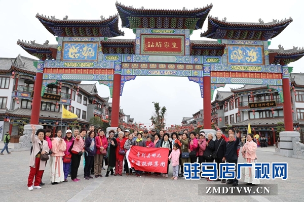 800名北京游客游覽嵖岈山、皇家驛站、天中老街等景區(qū)后爭(zhēng)相搶購(gòu)駐馬店名優(yōu)土特產(chǎn)