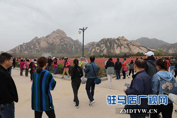 800名北京游客游覽嵖岈山、皇家驛站、天中老街等景區(qū)后爭(zhēng)相搶購(gòu)駐馬店名優(yōu)土特產(chǎn)