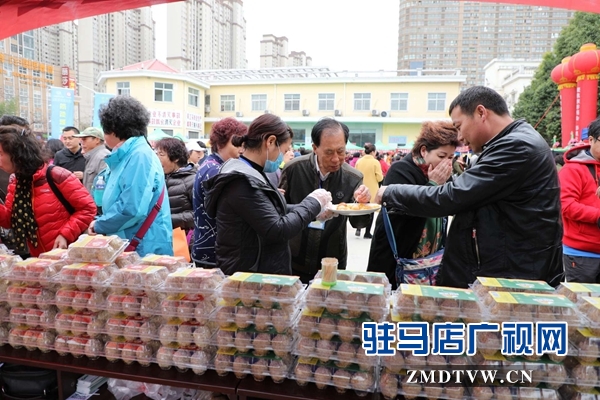 800名北京游客游覽嵖岈山、皇家驛站、天中老街等景區(qū)后爭(zhēng)相搶購(gòu)駐馬店名優(yōu)土特產(chǎn)