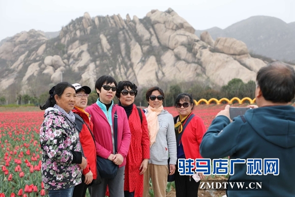 800名北京游客游覽嵖岈山、皇家驛站、天中老街等景區(qū)后爭(zhēng)相搶購(gòu)駐馬店名優(yōu)土特產(chǎn)