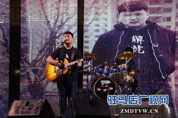 黃淮學(xué)院校園歌手邵帥舉辦首場演唱會(huì)拉開全國巡演的序幕