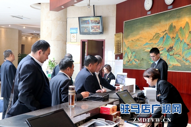 出席駐馬店市四屆人大五次會(huì)議的人大代表報(bào)到