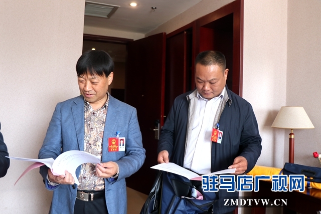 出席駐馬店市四屆人大五次會(huì)議的人大代表報(bào)到