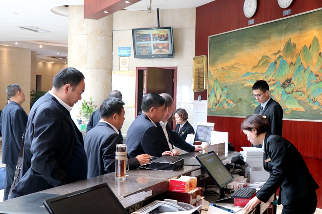 出席駐馬店市四屆人大五次會議的人大代表報到