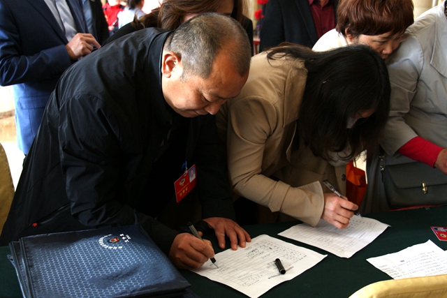 出席市政協(xié)四屆四次會議的委員陸續(xù)報到