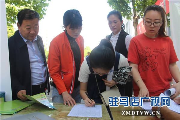 駐馬店經(jīng)濟(jì)開發(fā)區(qū)多家企業(yè)參加黃淮學(xué)院2019年畢業(yè)生雙向選擇洽談會(huì)