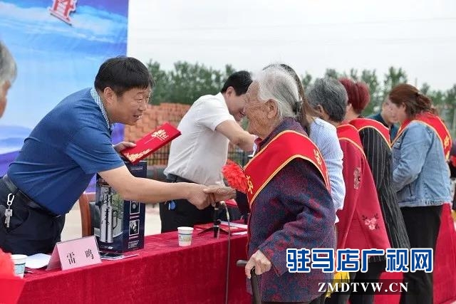 上蔡縣重陽街道對脫貧標兵進行表彰