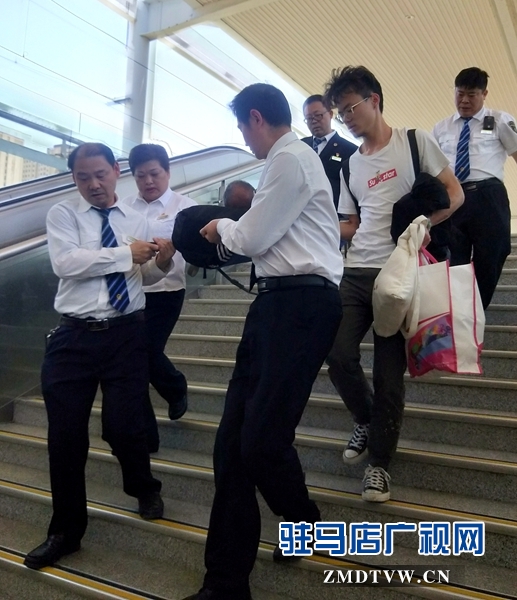 高鐵列車上老人突發(fā)疾病 緊急?？狂v馬店西站救助病人