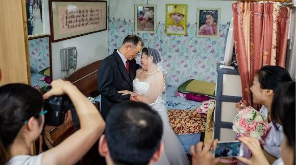 內(nèi)斂、奢靡與偽裝：中國人如何在鏡頭前表達(dá)愛情？ 
