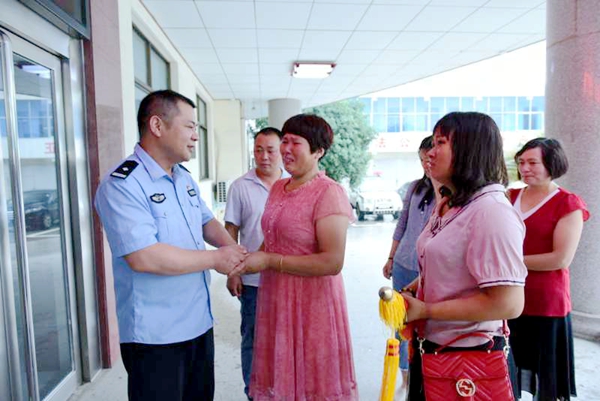 母女不慎落水中 正陽(yáng)警官勇救人