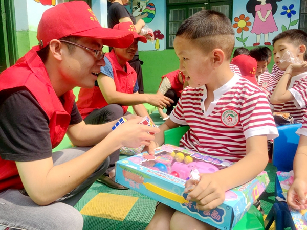 中建五局駐馬店項(xiàng)目部送愛(ài)進(jìn)“媽媽愛(ài)”特教之家