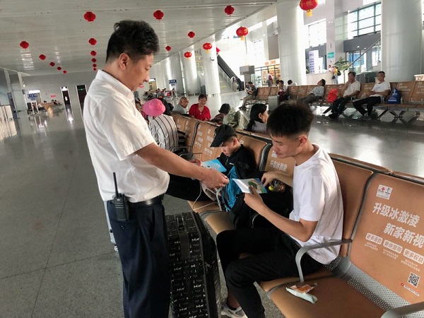 底線(xiàn)不能碰 毒品永不沾：駐馬店火車(chē)站禁毒宣傳 上千名旅客簽名示“拒毒”