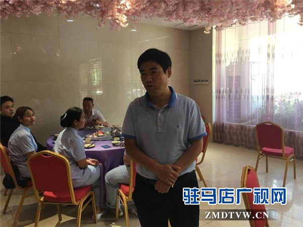 駐馬店市企業(yè)家協(xié)會(huì)第14組走進(jìn)板橋鎮(zhèn)劉溝村愛心捐贈(zèng)12萬元愛心物資