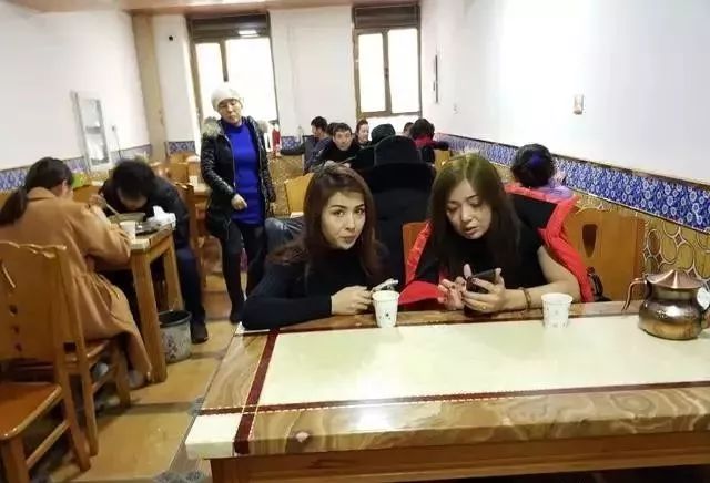 深夜食堂：攢勁弟弟帶你吃！烏魯木齊十大經(jīng)典拌面館，咱新疆人就好這口... 
