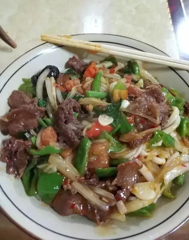 深夜食堂：攢勁弟弟帶你吃！烏魯木齊十大經(jīng)典拌面館，咱新疆人就好這口... 