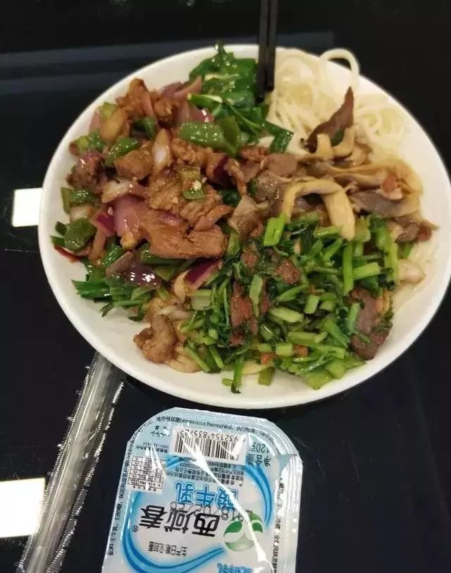 深夜食堂：攢勁弟弟帶你吃！烏魯木齊十大經(jīng)典拌面館，咱新疆人就好這口... 