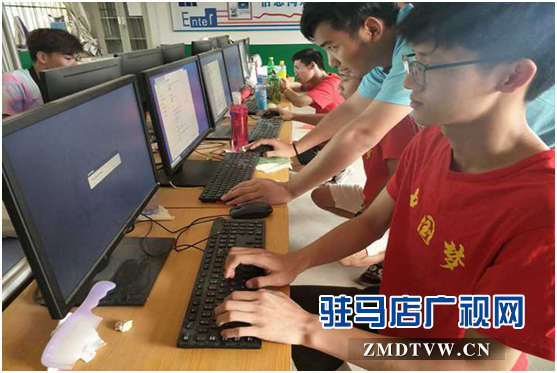 黃淮學(xué)院到遂平縣開(kāi)展計(jì)算機(jī)義務(wù)維修活動(dòng)