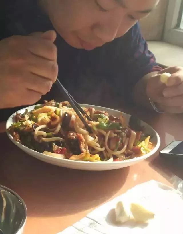 深夜食堂：攢勁弟弟帶你吃！烏魯木齊十大經(jīng)典拌面館，咱新疆人就好這口... 