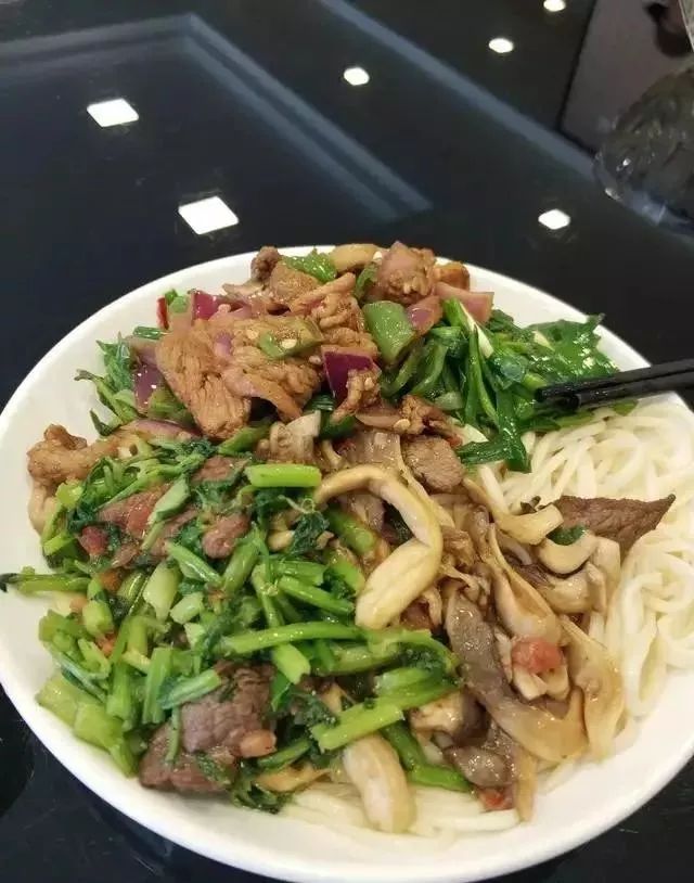 深夜食堂：攢勁弟弟帶你吃！烏魯木齊十大經(jīng)典拌面館，咱新疆人就好這口... 