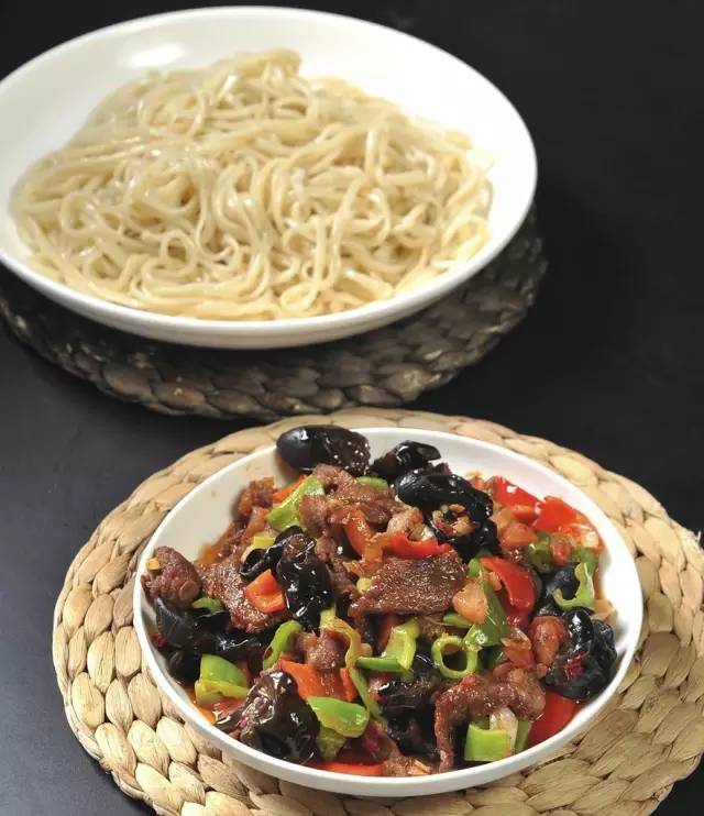 深夜食堂：攢勁弟弟帶你吃！烏魯木齊十大經(jīng)典拌面館，咱新疆人就好這口... 