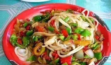 深夜食堂：攢勁弟弟帶你吃！烏魯木齊十大經(jīng)典拌面館，咱新疆人就好這口... 