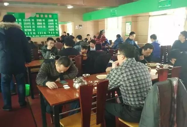深夜食堂：攢勁弟弟帶你吃！烏魯木齊十大經(jīng)典拌面館，咱新疆人就好這口... 